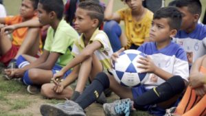 Fundación Yammine donó equipos y dictó charla ambiental a escuela de fútbol menor en Cúa