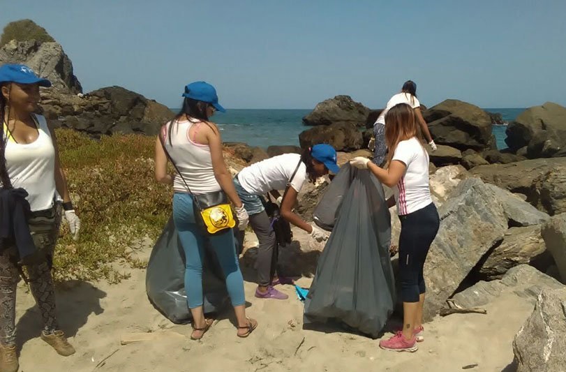 Fundación Yammine conmemoró Día de los Océanos con jornada de limpieza en Vargas