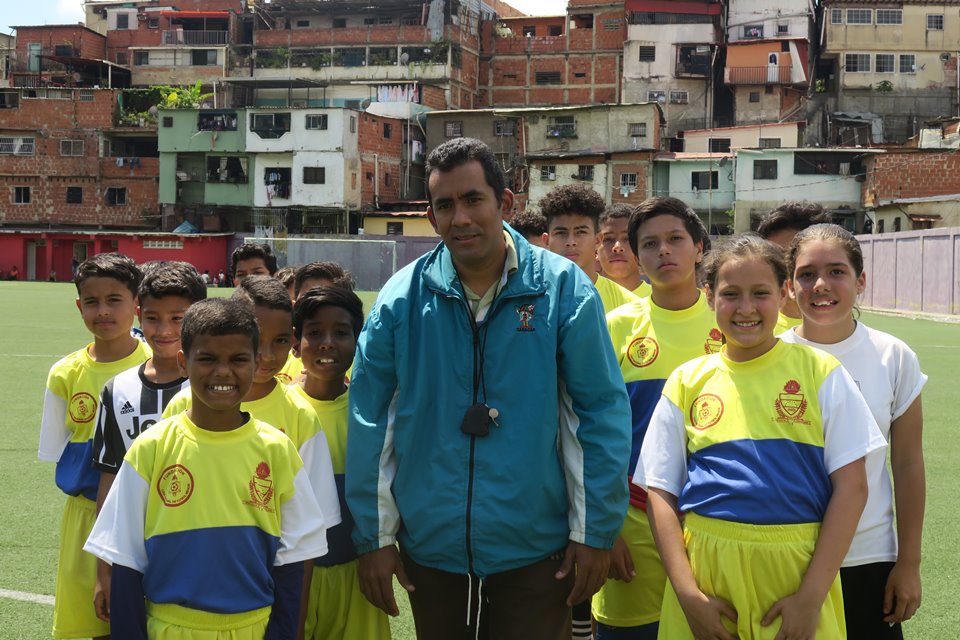 Yammine - Donacion de Balones a la Fundación Mas Deportes Menos Violencia