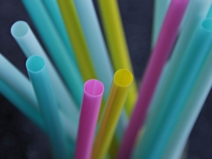 EEUU multa a establecimientos por incumplir norma contra el plástico
