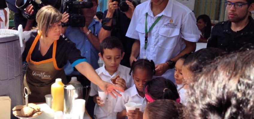 Avelina realizó donativo a cinco escuelas de El Hatillo
