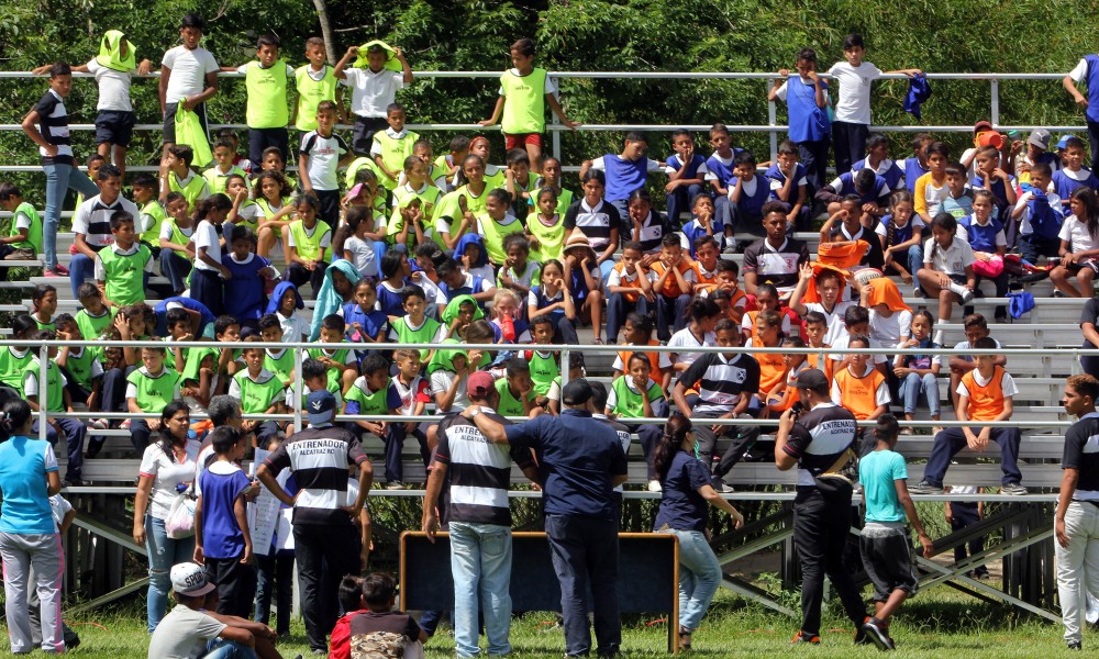 Andres Chumaceiro 300 niños participaron en Torneo de Rugby Escolar de Fundación Santa Teresa