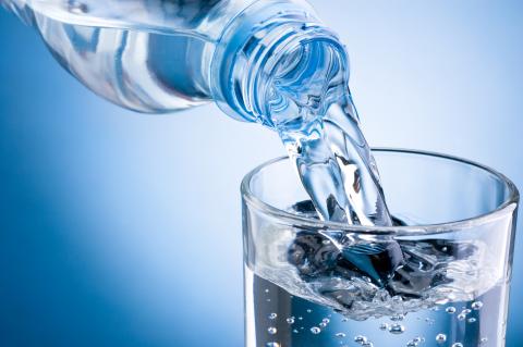 Microplásticos en agua potable presentan bajos riesgos para la salud