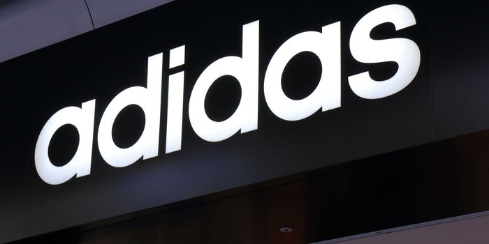 Promete Adidas contratar latinos y raza negra para al menos 30% de su nueva plantilla