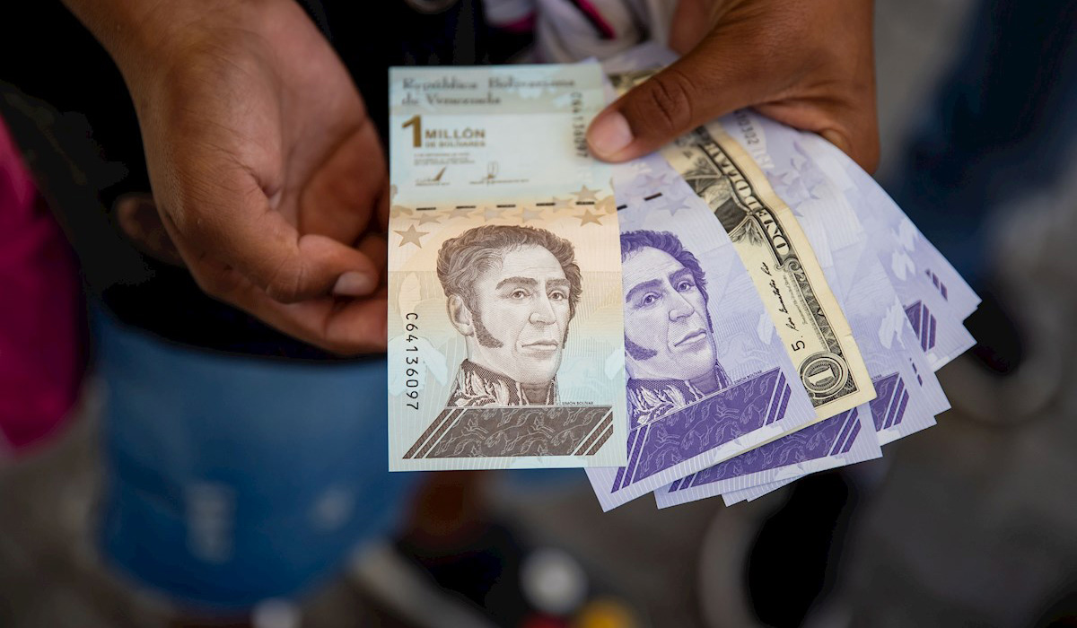 bolívares y dólares