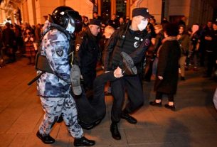 54 detenidos en Rusia por protestar contra invasión a Ucrania