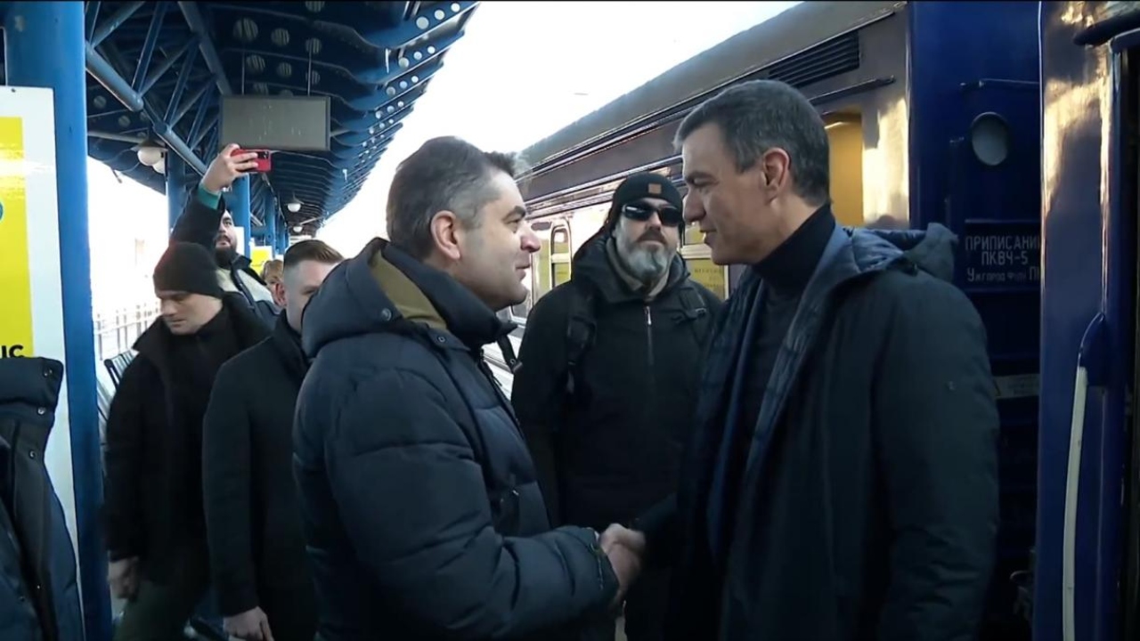 Sánchez expresa apoyo de España a Ucrania en visita a Bucha