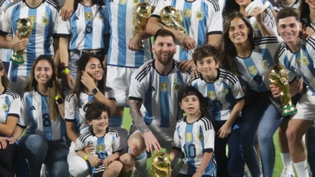 Messi y sus compañeros campeones en familia