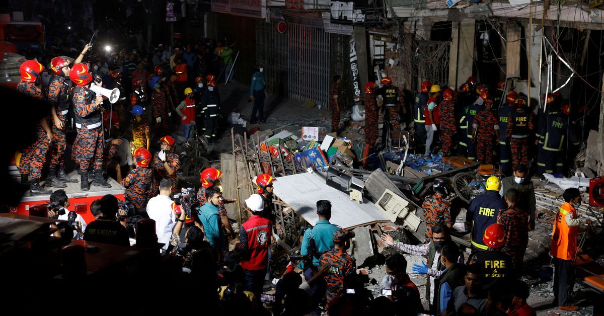 En Bangladesh 16 personar murieron y un centenar resultaron heridos por una explosión en la capital