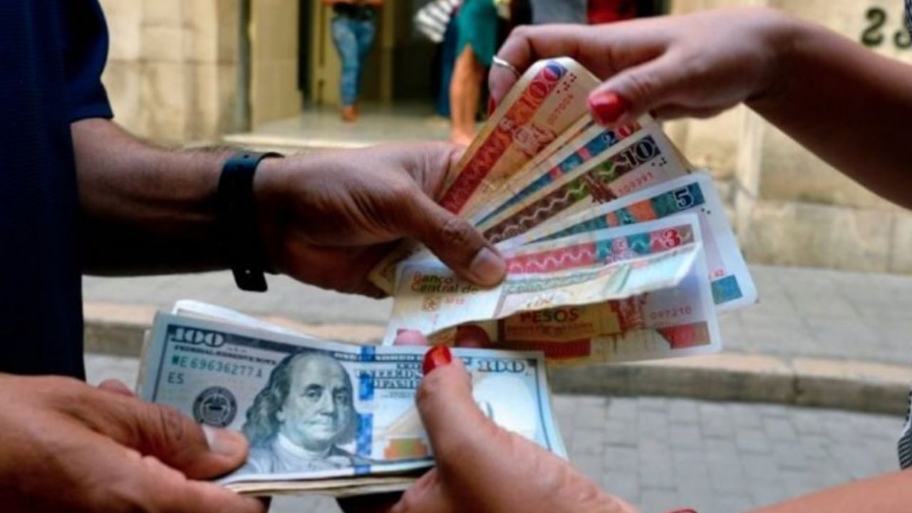 Bancos de Cuba retoman depósitos en dólares suspendidos desde 2021