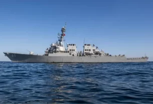 Buque estadounidense navega por aguas disputadas por China