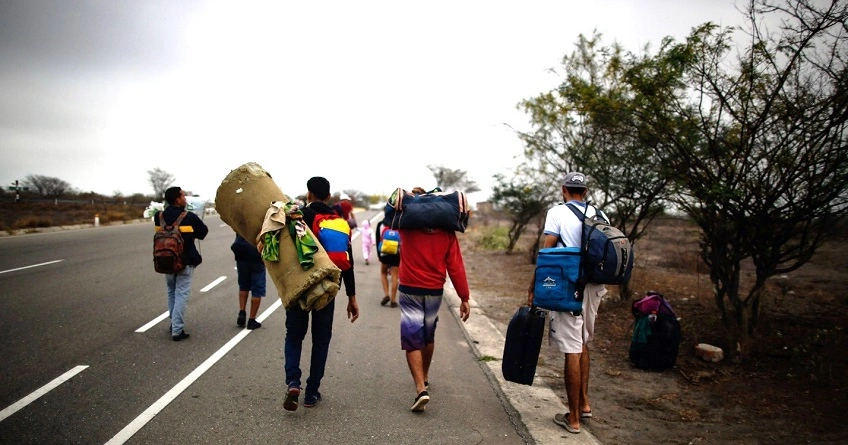 Economista aseguró que 3 de cada 10 venezolanos quieren migrar