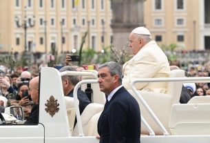 El papa reapareció en la plaza de San Pedro tras recibir su alta médica