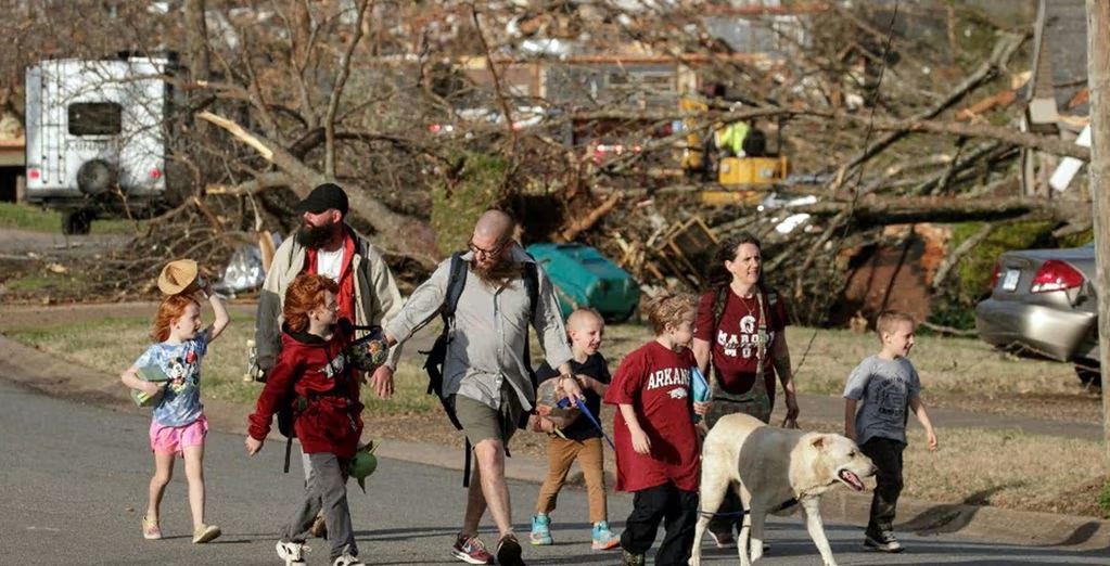 Fuertes tornados azotan ciudades de Arkansas y Iowa dejando destrucción