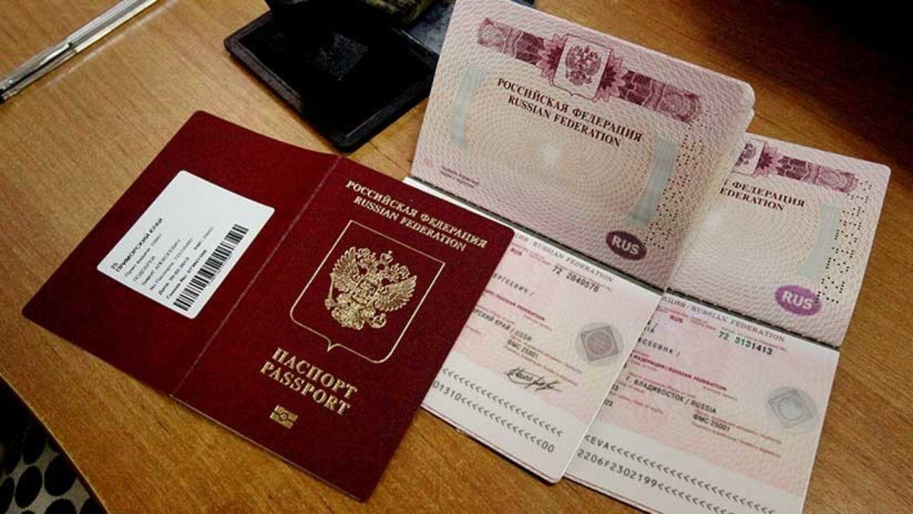 Rusia confisca pasaportes de sus funcionarios por miedo a deserciones