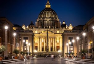 Detienen a hombre que embistió las puertas del Vaticano con su auto