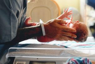 España logra el primer nacimiento de un bebé con trasplante de útero