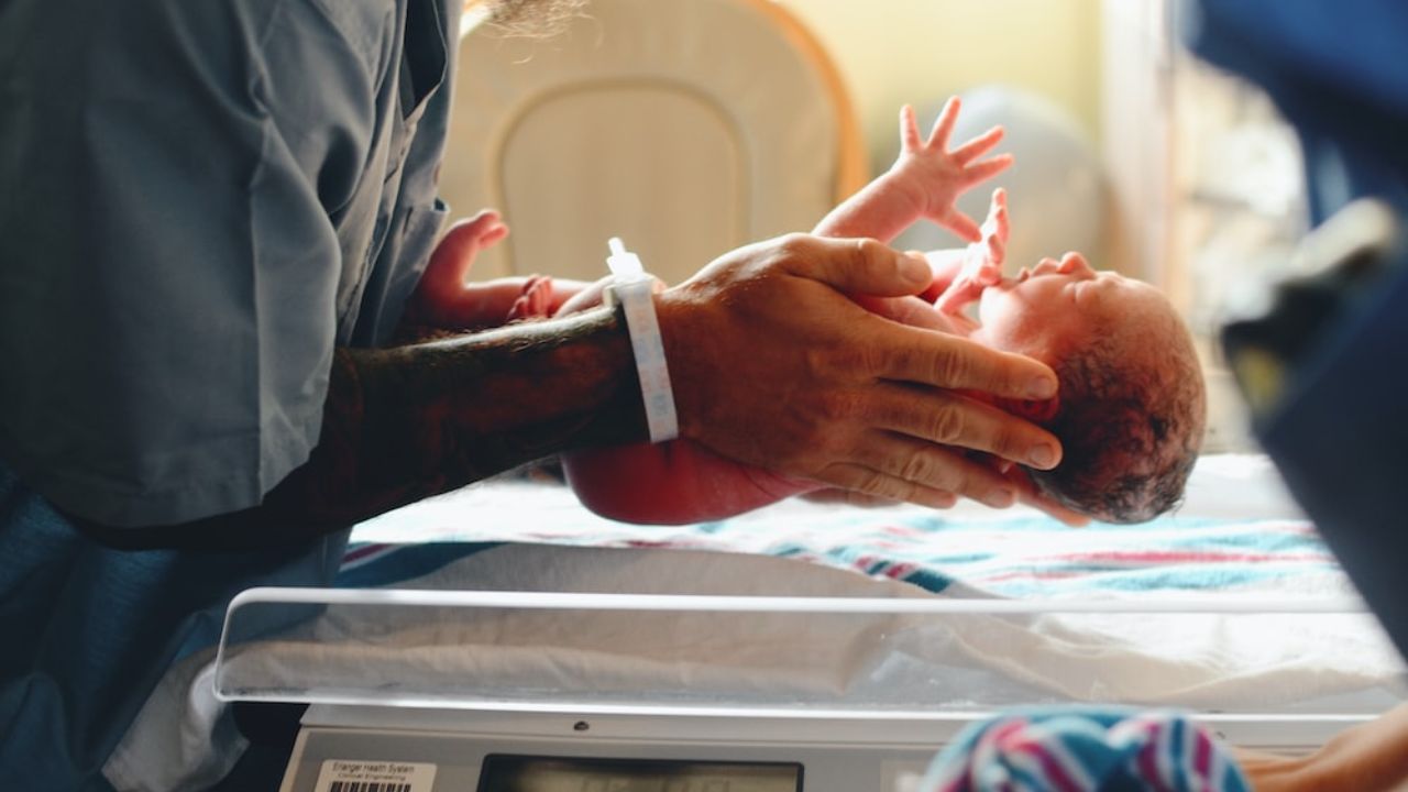 España logra el primer nacimiento de un bebé con trasplante de útero