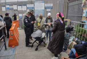 Migrantes acampan en Tijuana a la espera de asilo en EEUU