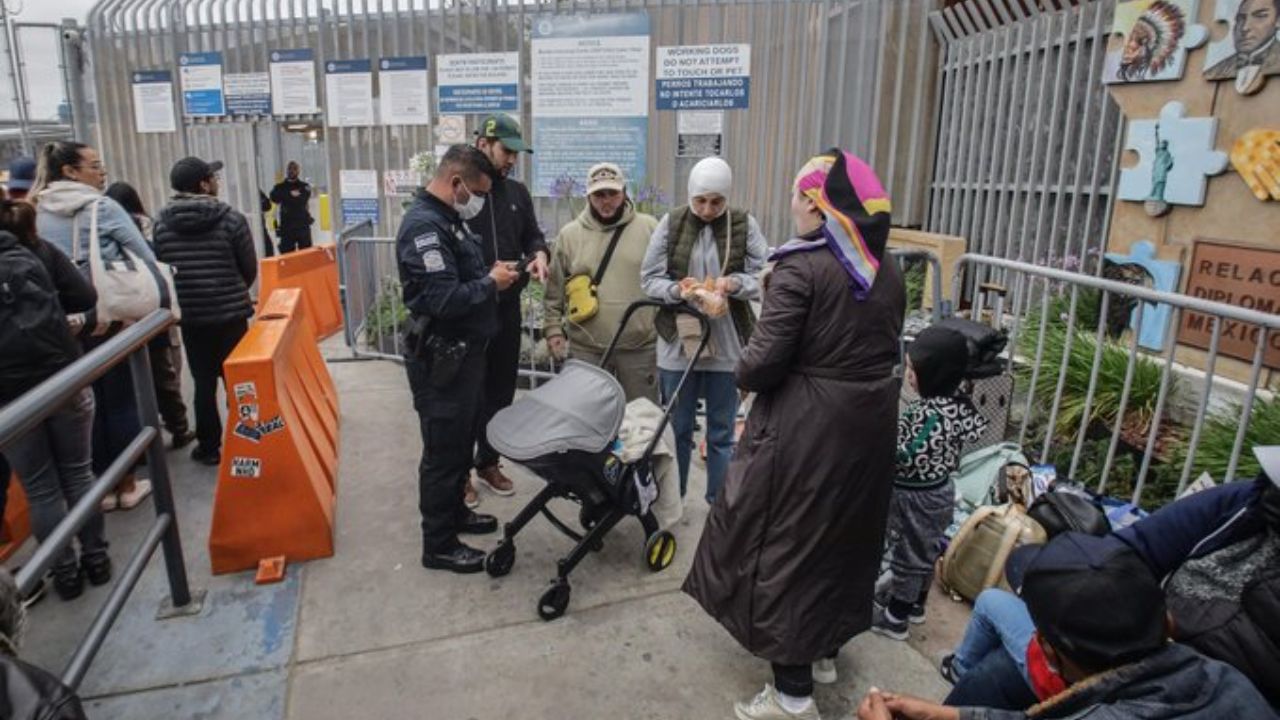 Migrantes acampan en Tijuana a la espera de asilo en EEUU