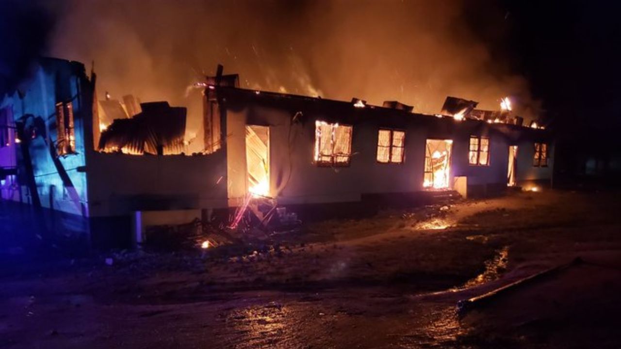 Mueren 20 niñas durante incendio de una escuela en el Esequibo