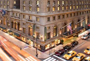 Nueva York reabre el hotel Roosevelt como refugio para migrantes