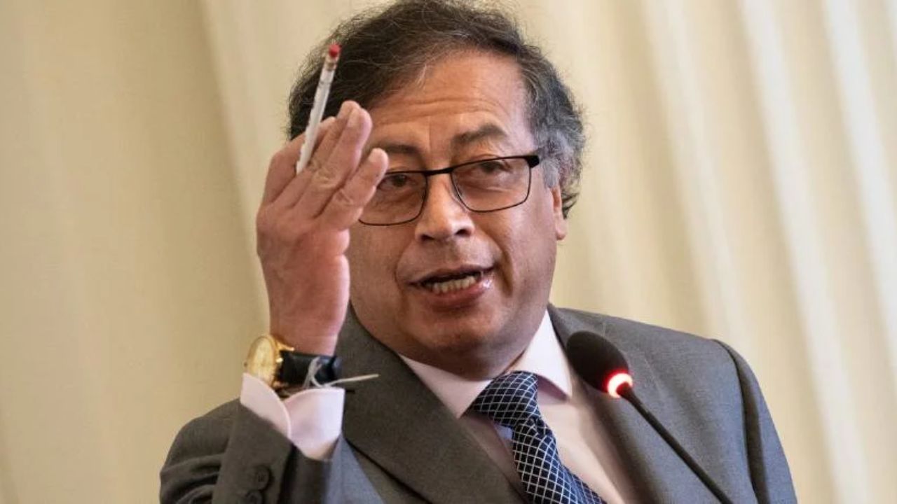 Petro amenaza con una "revolución" en Colombia si no se aprueban reformas