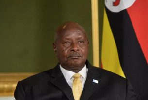 Uganda firma polémica ley que criminaliza las relaciones homosexuales