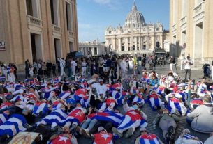 Cubanos protestan en el Vaticano por visita de Díaz-Canel