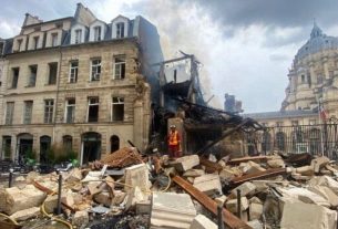 Cuerpos de rescate buscan a persona bajo los escombros en París