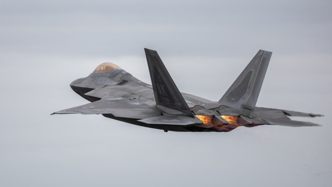 EEUU desplegó cazas F-22 en Medio Oriente para frenar amenazas de Rusia
