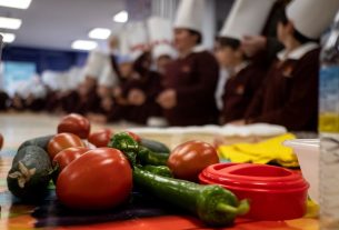 Implicar a los niños en la cocina ayuda a su educación en nutrición