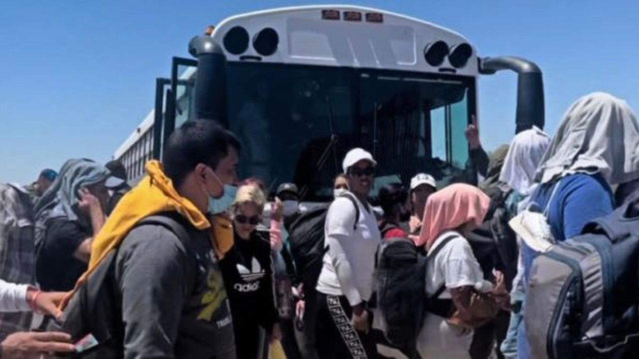 Llega autobús a Los Ángeles con 40 migrantes, en su mayoría venezolanos