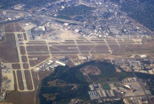 Muere trabajador de aeropuerto en Texas succionado por el motor de un avión