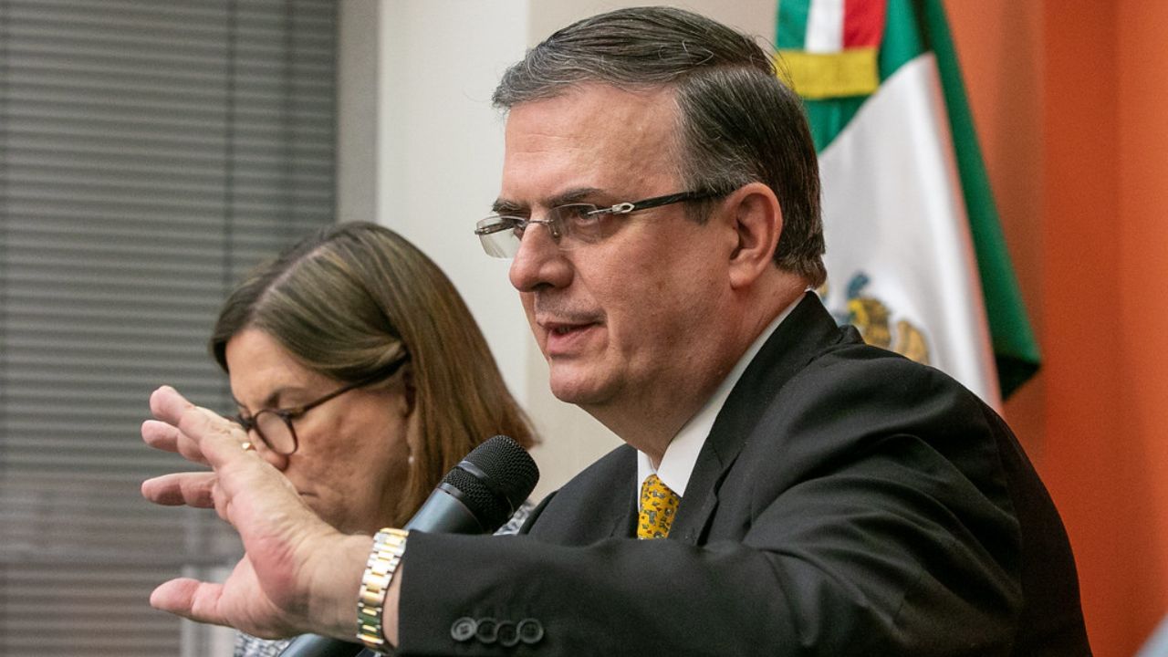 Renuncia Canciller mexicano Marcelo Ebrad y presenta su candidatura presidencial