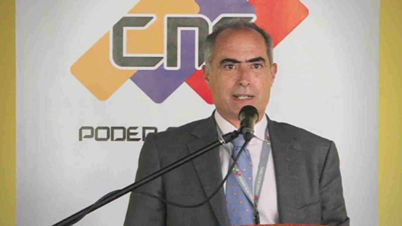 Renuncia el rector principal del CNE, Roberto Picón