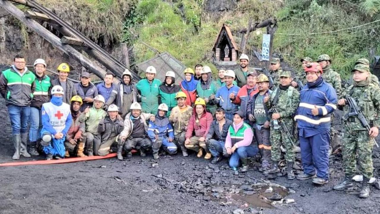 Rescatan a dos mineros atrapados en derrumbe en Colombia