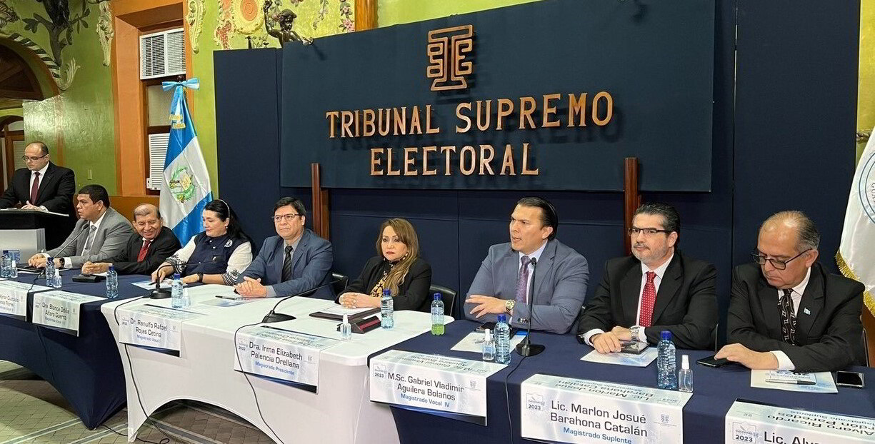 Guatemala: Fiscales tomaron actas electorales con datos de victoria de Bernardo Arévalo