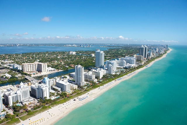 Latinos exploran auge de la inversión inmobiliaria en Estados Unidos