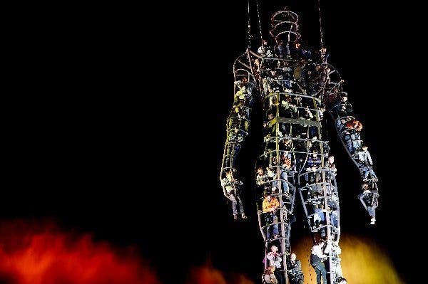 Estructura metálica con forma de cuerpo humano llena de personas. Efesalud.com