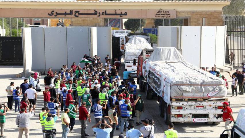 Al menos 60 camiones con alimentos y medicinas ingresaron a Gaza por el paso de Rafah