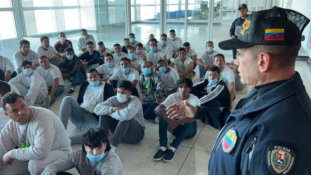 Aterrizó en el país segundo vuelo con 111 migrantes repatriados desde EEUU