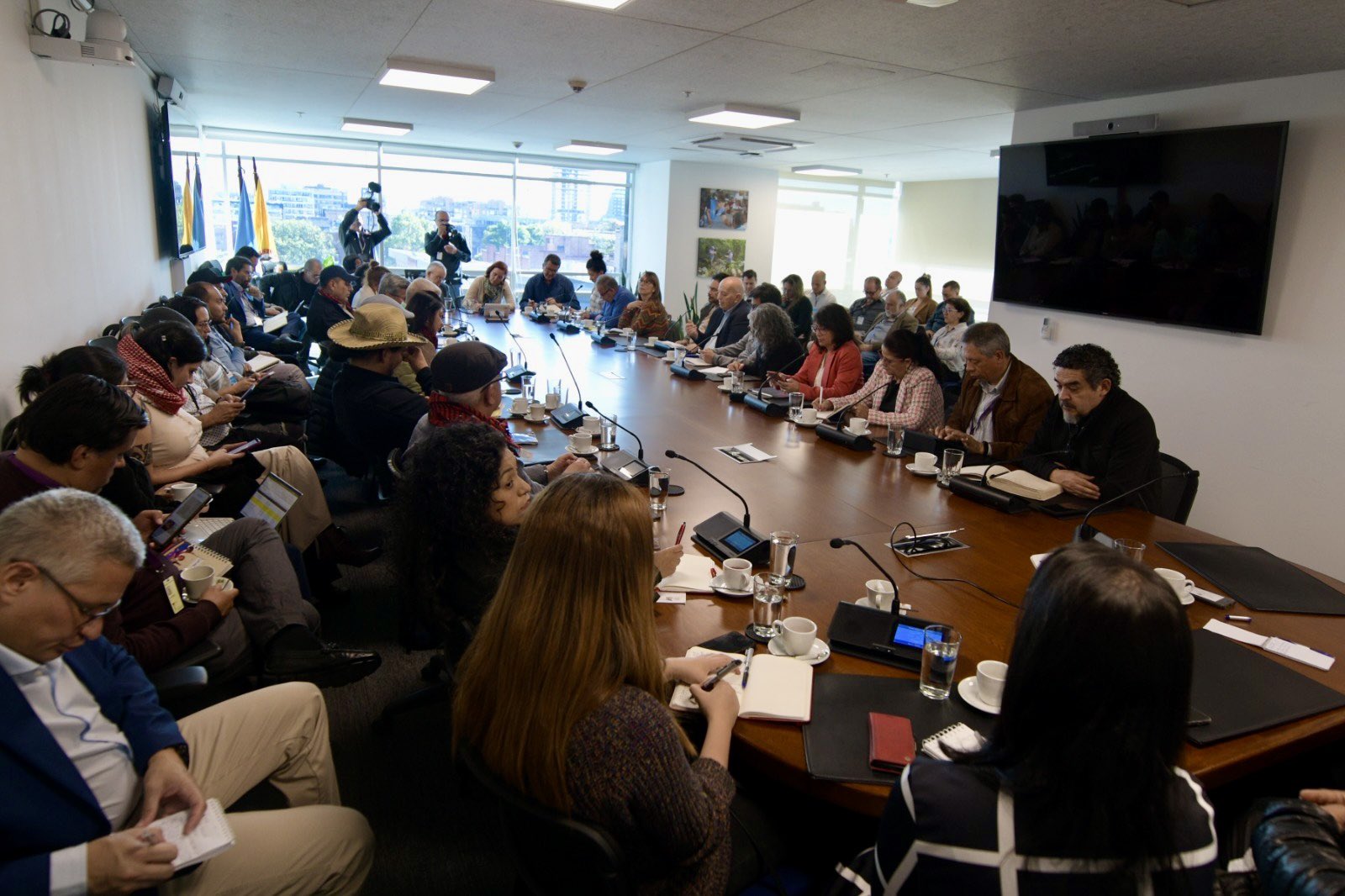Delegaciones del gobierno colombiano y ELN se encontraron en Bogotá