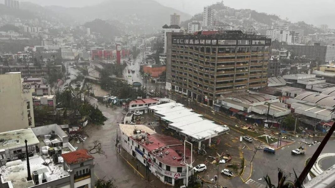 Huracán Otis dejó daños en carreteras de México