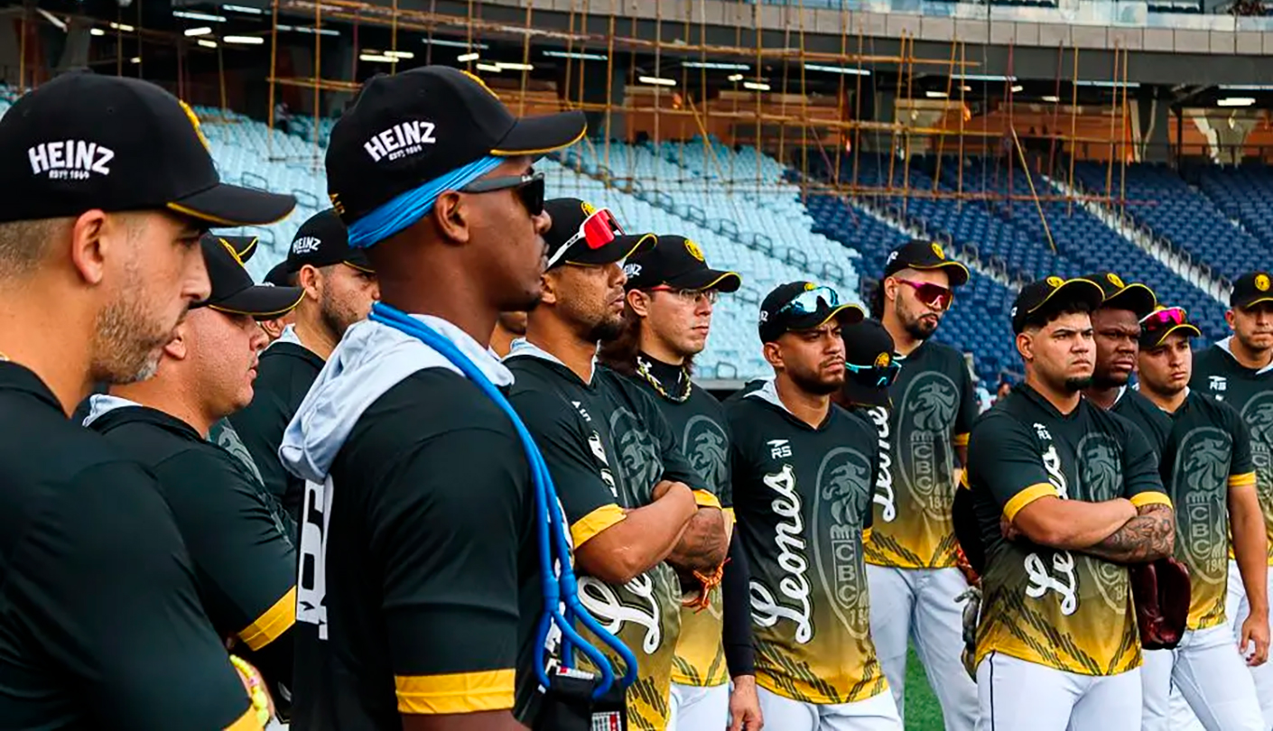 Sebastian Cano Caporales: Leones del Caracas saltó al terreno en el Monumental