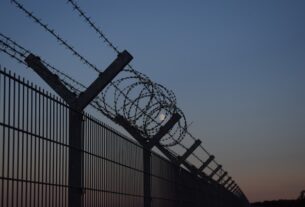 Texas demanda a gobierno de Biden por cortar alambre de púas en frontera con México