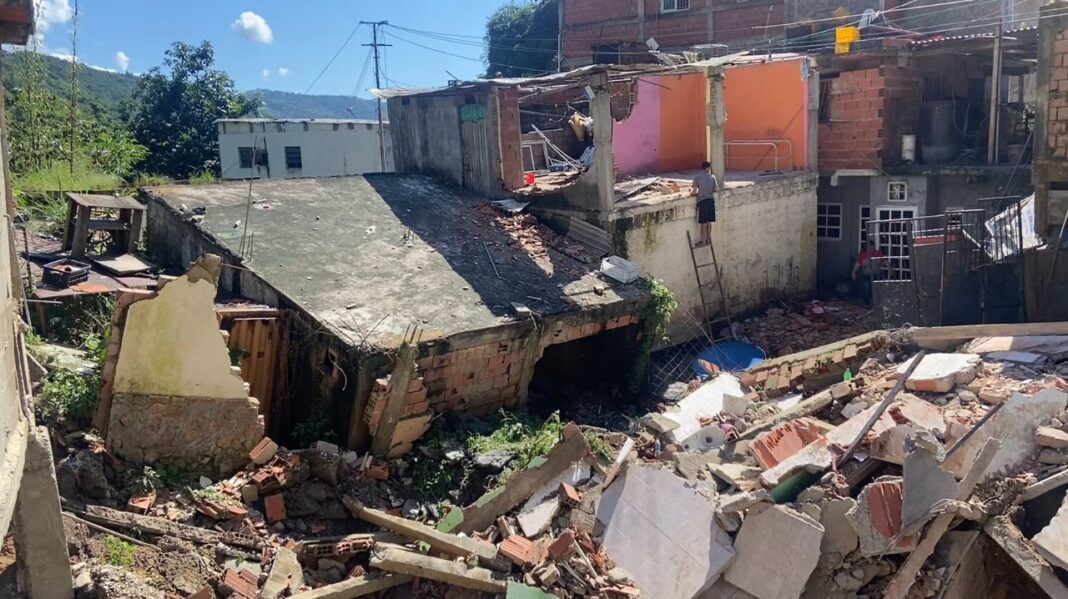 Lluvias ocasionaron el desplome de seis viviendas en la carretera Petare-Guarenas