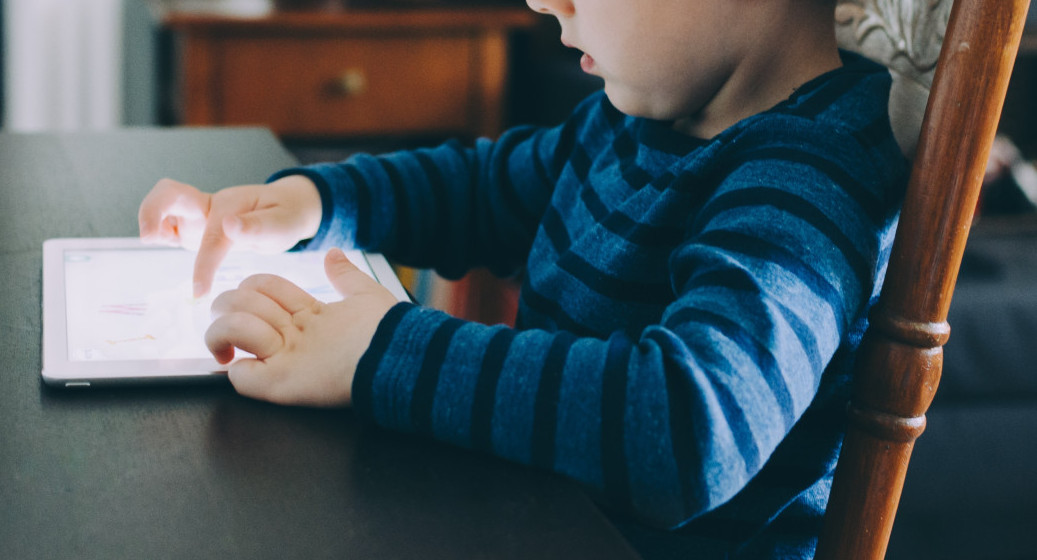 ¿Cómo prevenir el uso excesivo de pantallas en los niños?