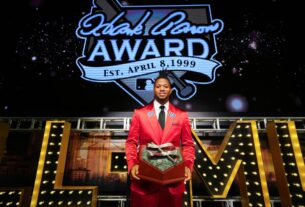 Acuña Jr. recibió el premio Hank Aaron de la Liga Nacional de la MLB