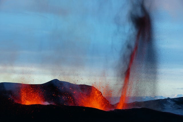 Erupción en la Península de Reykjanes genera alerta máxima
